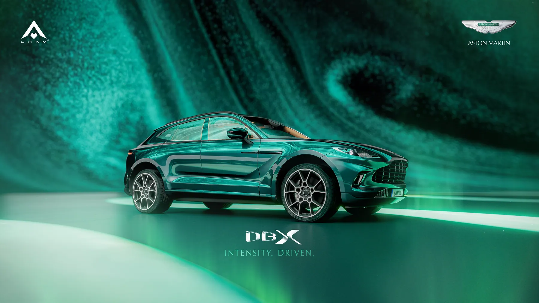Aston Martin DBX nhìn ngang bên trong bối cảnh dải sáng