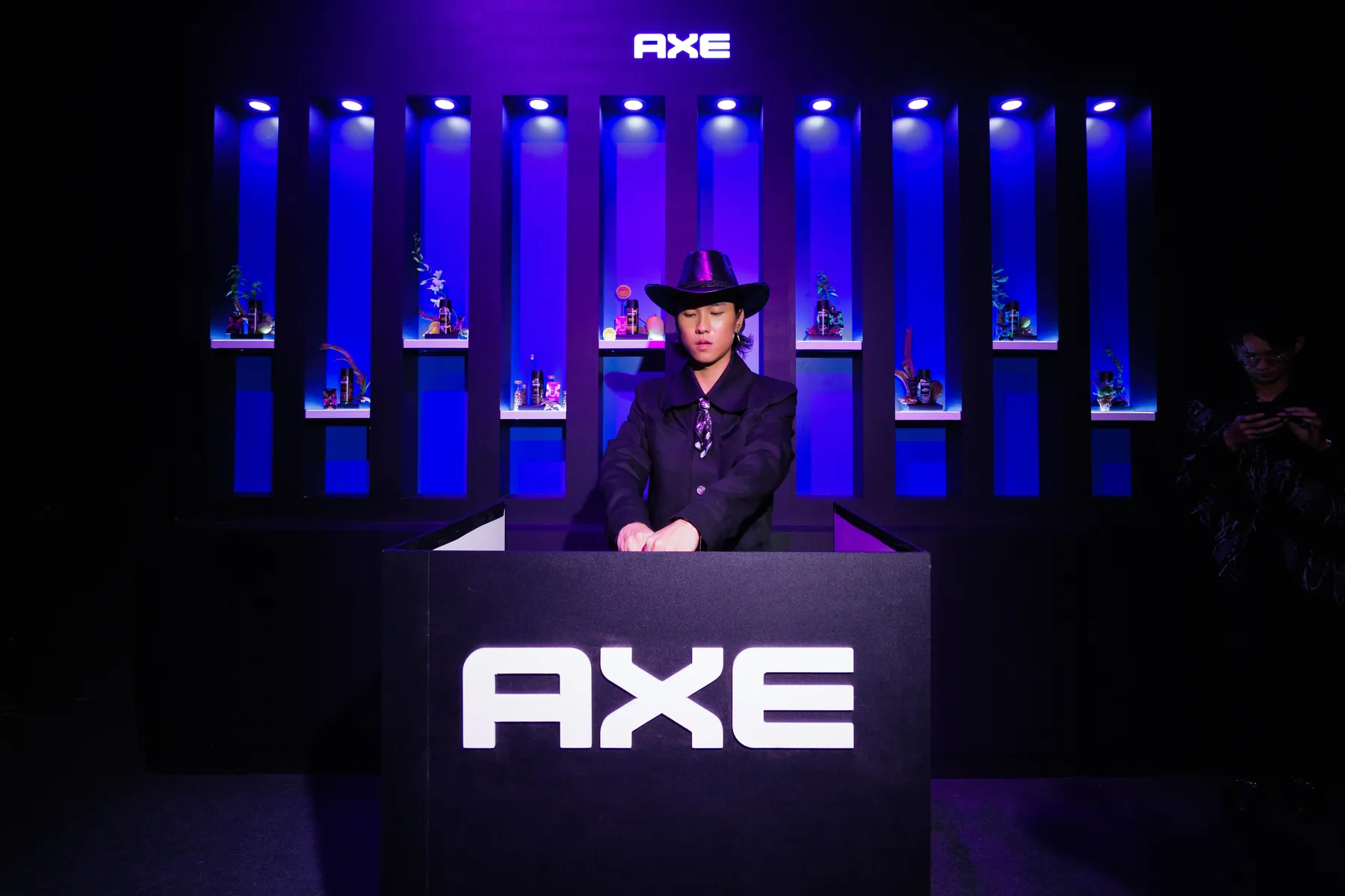 Booth DJ mang logo AXE tại triển lãm