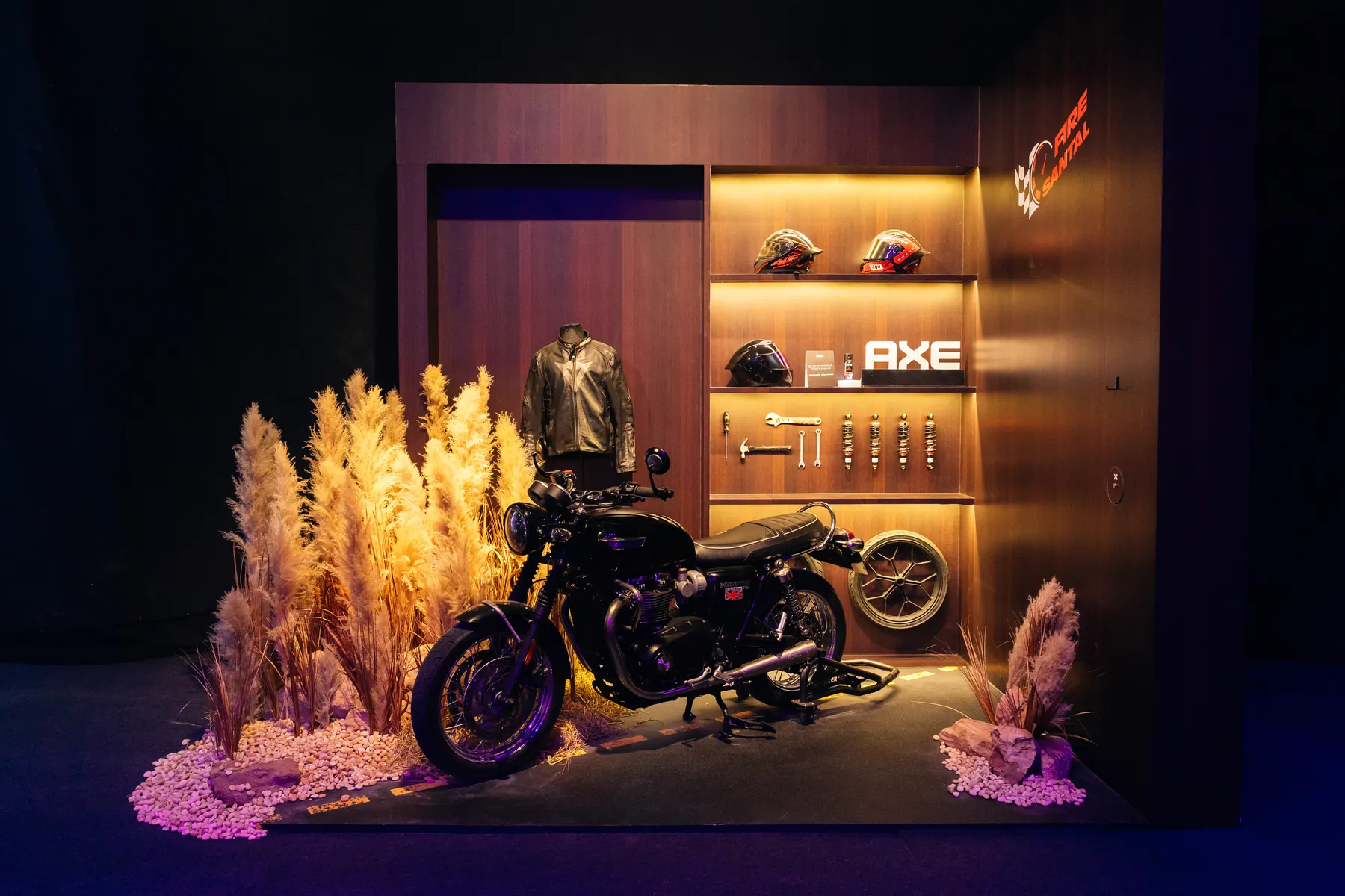 Khu Fire Santal với xe mô tô và cỏ khô tại triển lãm AXE