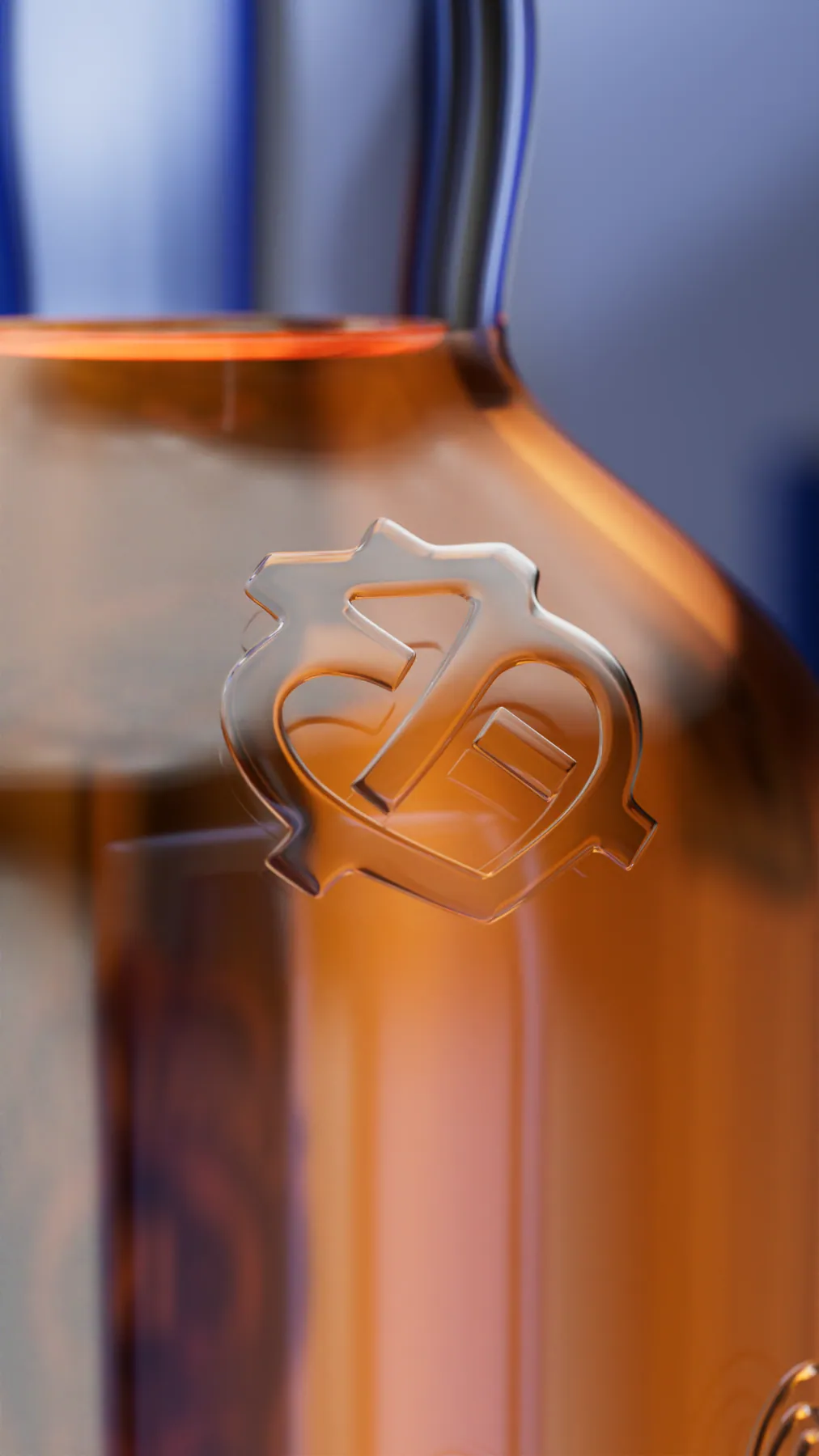 Biểu tượng Chivas dập nổi trên thân chai thuỷ tinh
