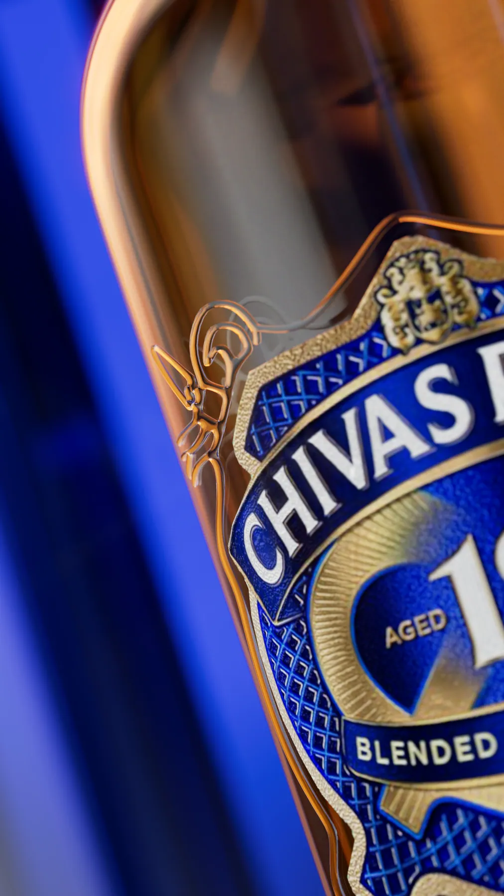 Cận cảnh nhãn xanh Chivas Regal Aged 18