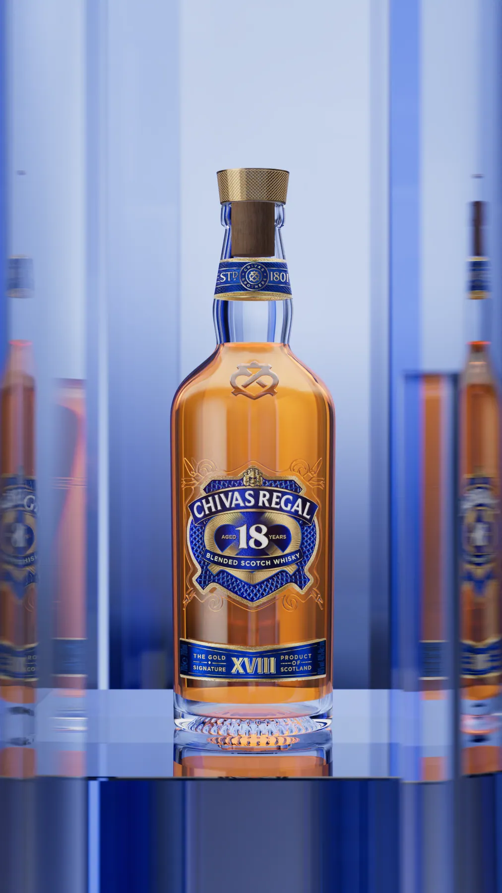 Chai Chivas Regal 18 đứng trên bệ kính xanh