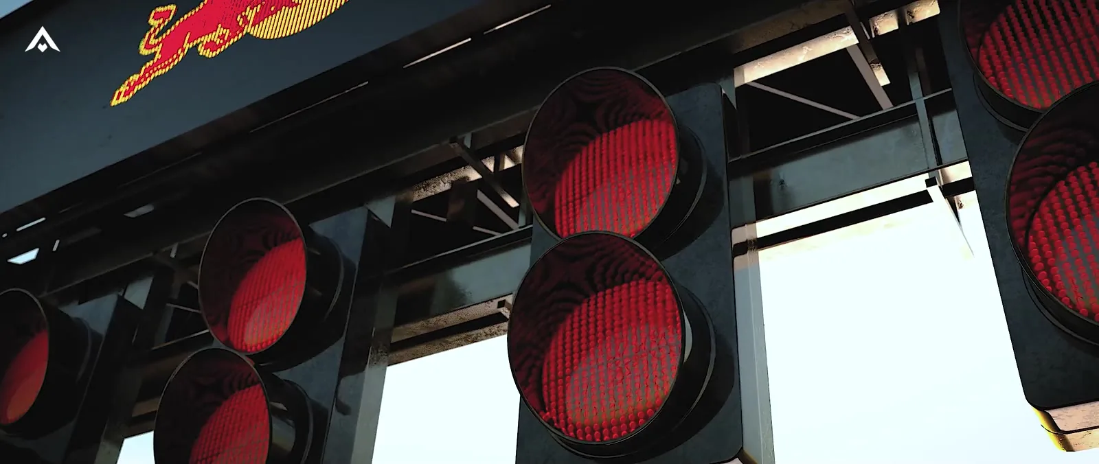Cụm đèn đỏ xuất phát trên giàn thép đầu đường đua, nhìn ngược từ dưới lên nền trời sáng