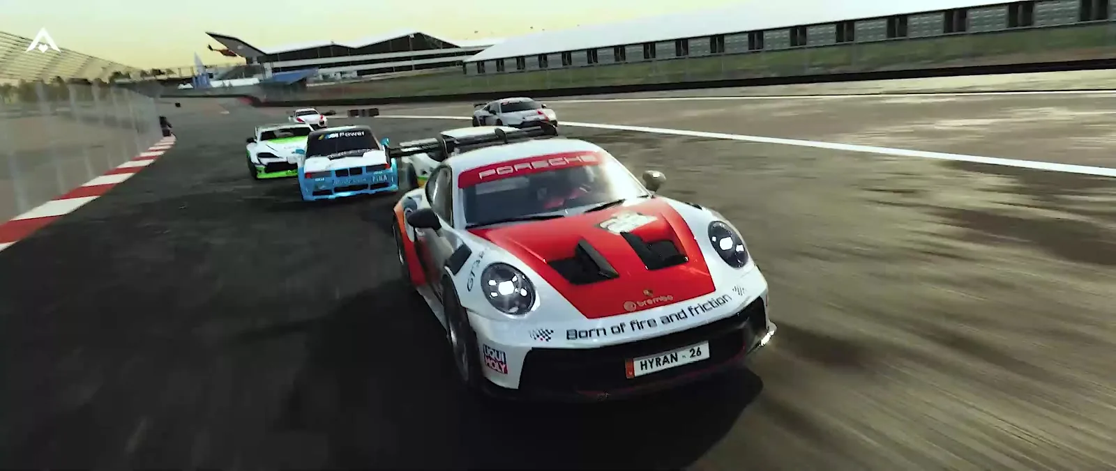 Xe đua Porsche 911 GT3 dẫn đầu nhóm xe trên đường đua lúc hoàng hôn, render 3D bằng Blender