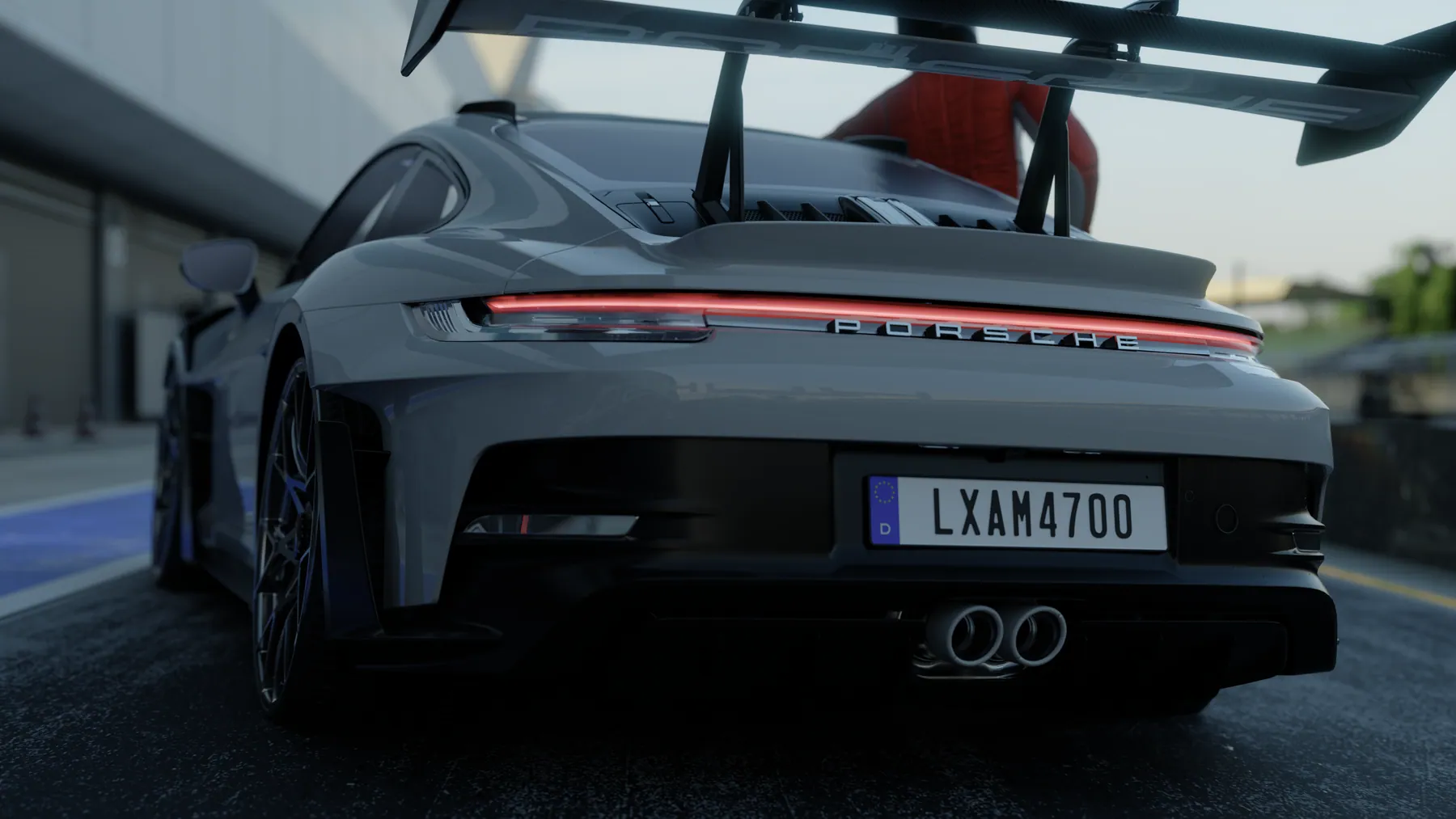 Đuôi Porsche 911 với cánh gió lớn và dải đèn sau