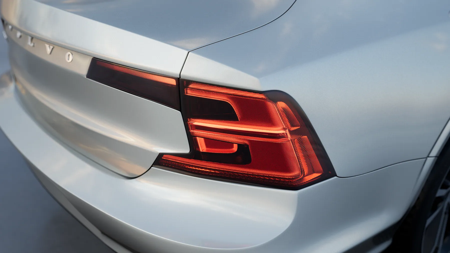 Cận cảnh đèn hậu Volvo S90 phát sáng đỏ