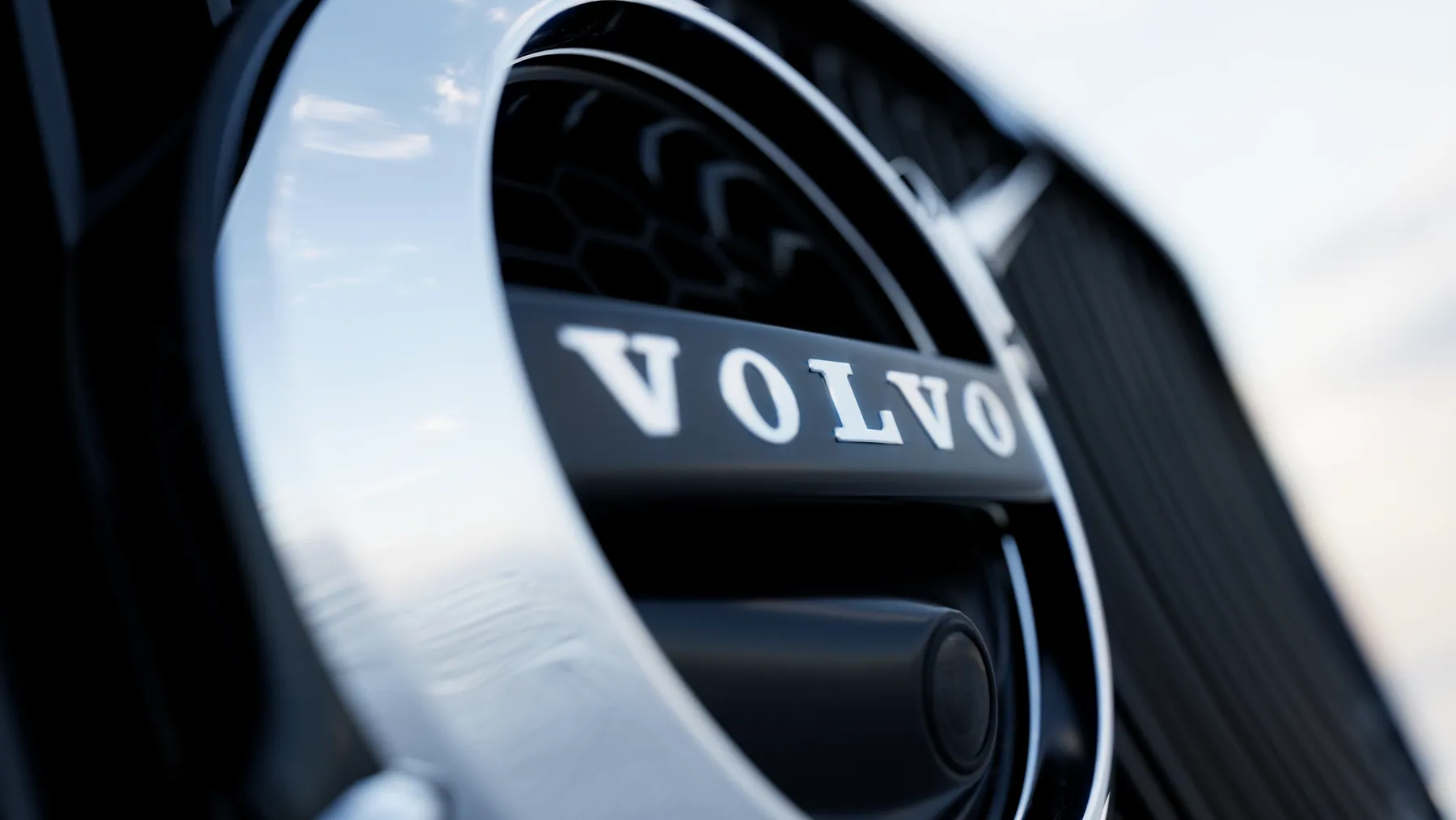 Cận cảnh logo Volvo trên nắp trục mâm xe