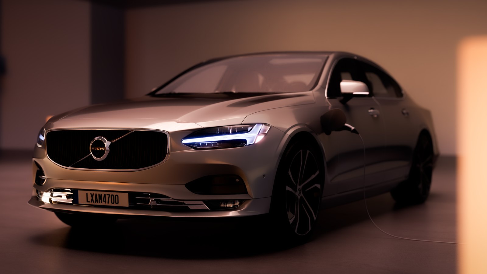 Ảnh kết xuất xe Volvo S90 màu bạc trong không gian tối, đèn pha xanh sáng và một mảng đèn ấm hắt từ bên phải